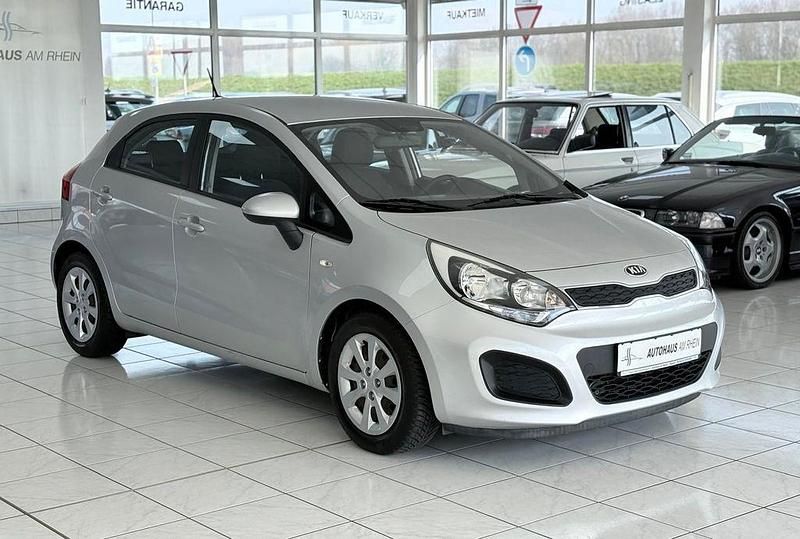 Gebraucht Kia Rio Edition 7 109 PS (80 kW) 2015 Silber Limousine