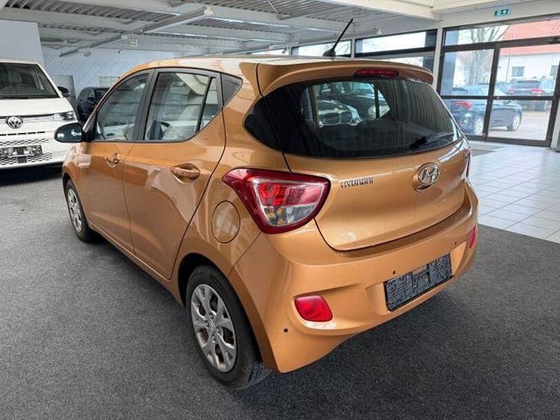 Gebraucht Hyundai i10 75 PS (55 kW) 2015 Gold Kleinwagen