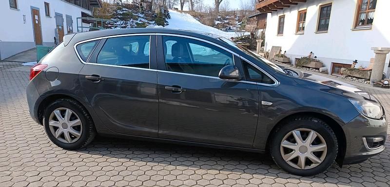 Gebraucht Opel Astra Edition 150 PS (110 kW) 2014 Grau Kleinwagen
