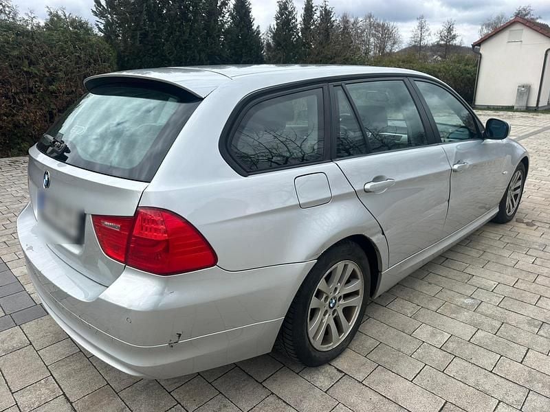 Gebraucht BMW 318 143 PS (105 kW) 2009 Grau Kombi