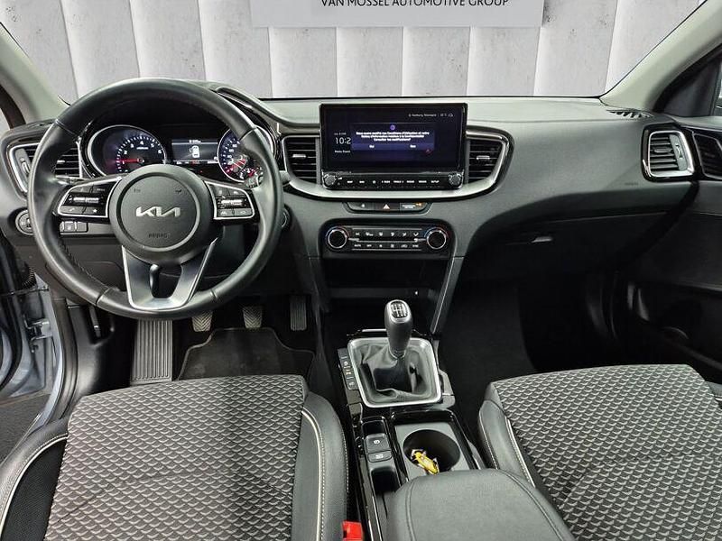 Gebraucht Kia Ceed Vision 120 PS (88 kW) 2023 (css) lunar silver m Kleinwagen