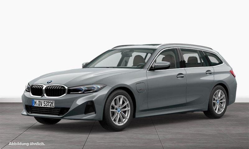 Grau Gebraucht 2022 BMW 330e Sport Line Kombi | 32.890 € (Fairer Preis) - Bild 1/3