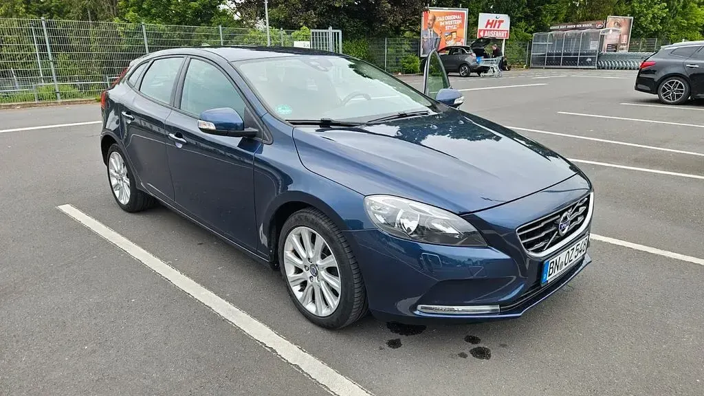 Usata Volvo V40 Momentum 150 CV (110 kW) 2013 Blu Berlina