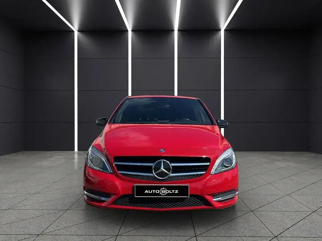 Gebraucht Mercedes B200 Night 156 PS (114 kW) 2014 Rot Kleinwagen