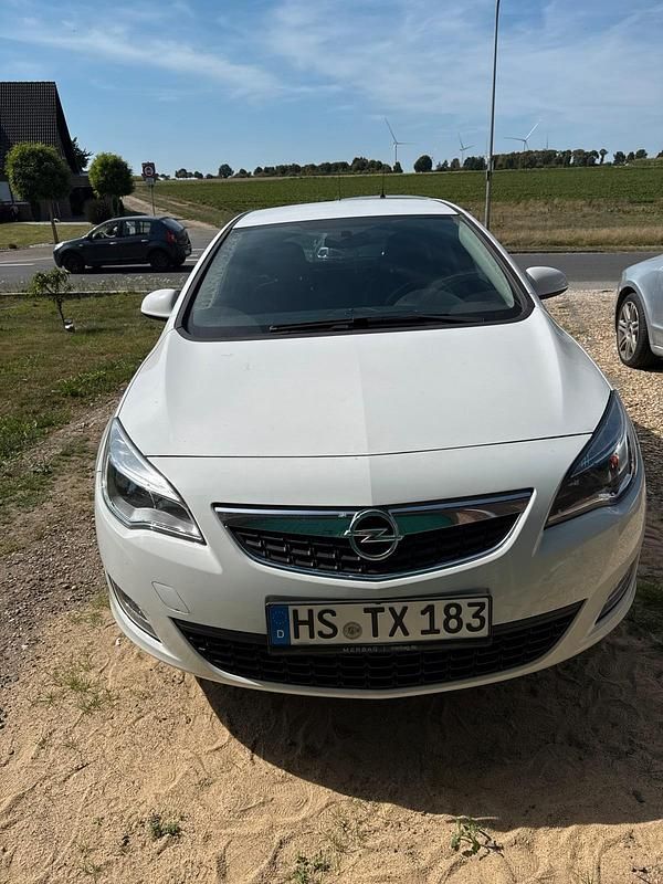 Weiß Gebraucht 2012 Opel Astra Kleinwagen | 3.850 € (Superpreis) - Bild 1/4