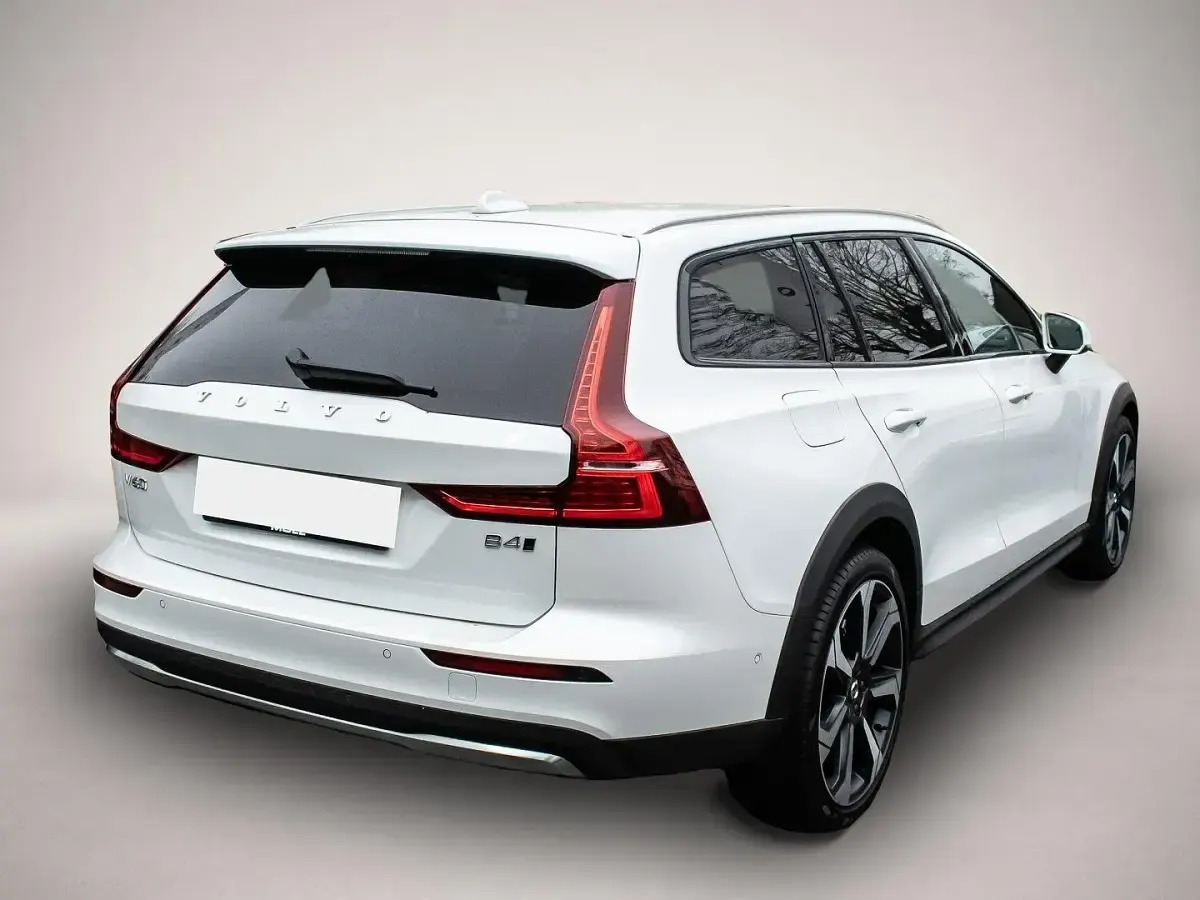 Gebraucht Volvo V60 CC Plus 197 PS (144 kW) 2024 Manufacturer Kombi
