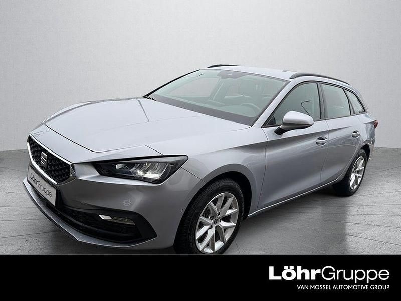 "urban" silber Gebraucht 2023 Seat Leon ST Kombi | 25.580 € (Fairer Preis) - Bild 1/4