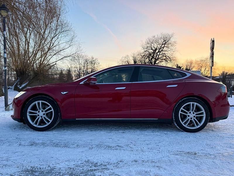 Second-hand Tesla Model S 225 kW (306 CP) 2013 Roșu Hatchback