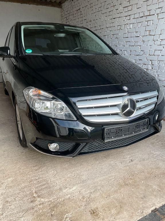 Schwarz Gebraucht 2013 Mercedes B180 Van / Kleinbus | 9.990 € (Guter Preis) - Bild 1/4