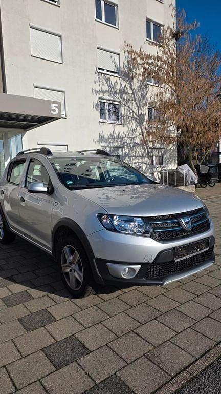 Silber Gebraucht 2016 Dacia Sandero Essentiel Limousine | 6.900 € (Fairer Preis) - Bild 1/4