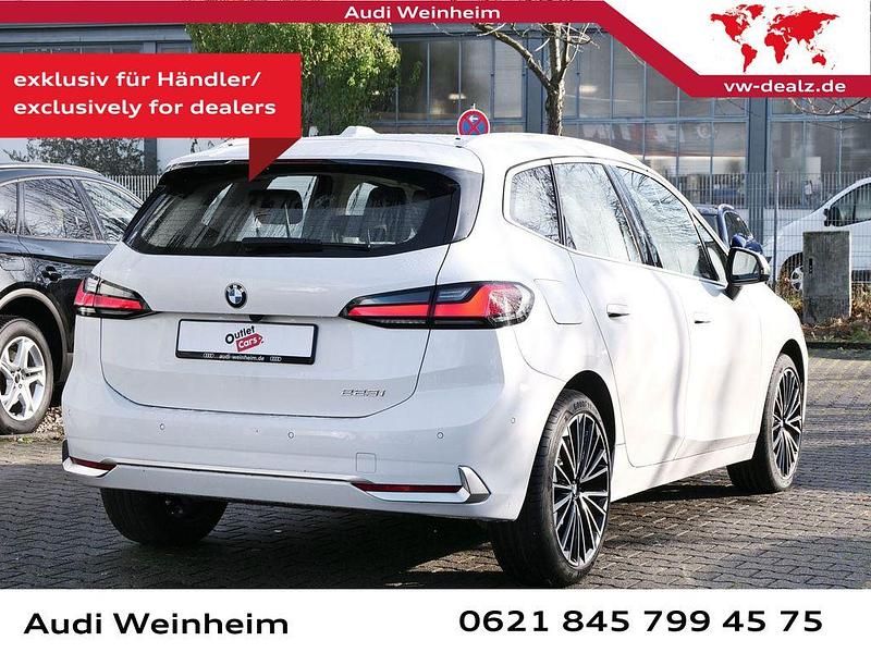 Gebraucht BMW 223 Active Tourer Luxury Line 218 PS (160 kW) 2022 Mineralweiß metallic Van / Kleinbus