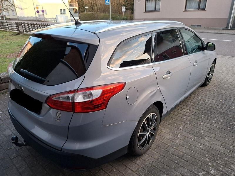 Gebraucht Ford Focus Trend 140 PS (102 kW) 2014 Grau Kombi