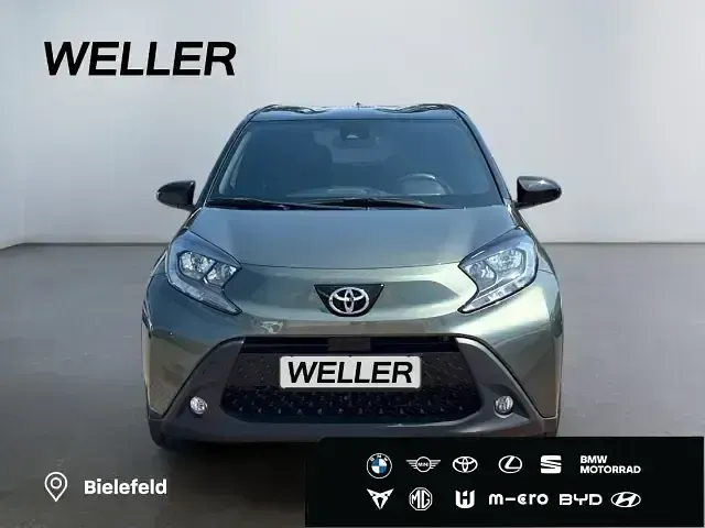 Gebraucht Toyota Aygo Pulse 72 PS (52 kW) 2023 Cardamon green / black mica (gruen) Kleinwagen