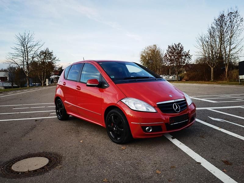 Rot Gebraucht 2010 Mercedes A180 Avantgarde Limousine | 2.499 € (Guter Preis) - Bild 1/4