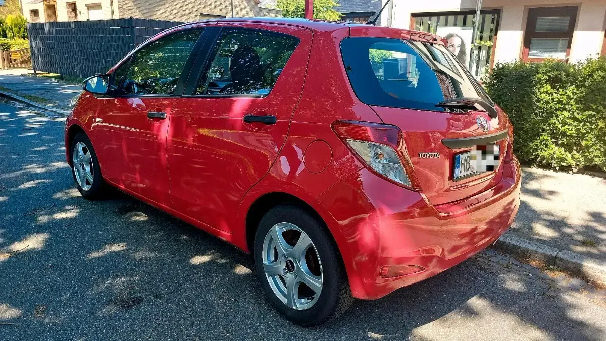 Gebraucht Toyota Yaris 69 PS (50 kW) 2013 Rot Kleinwagen