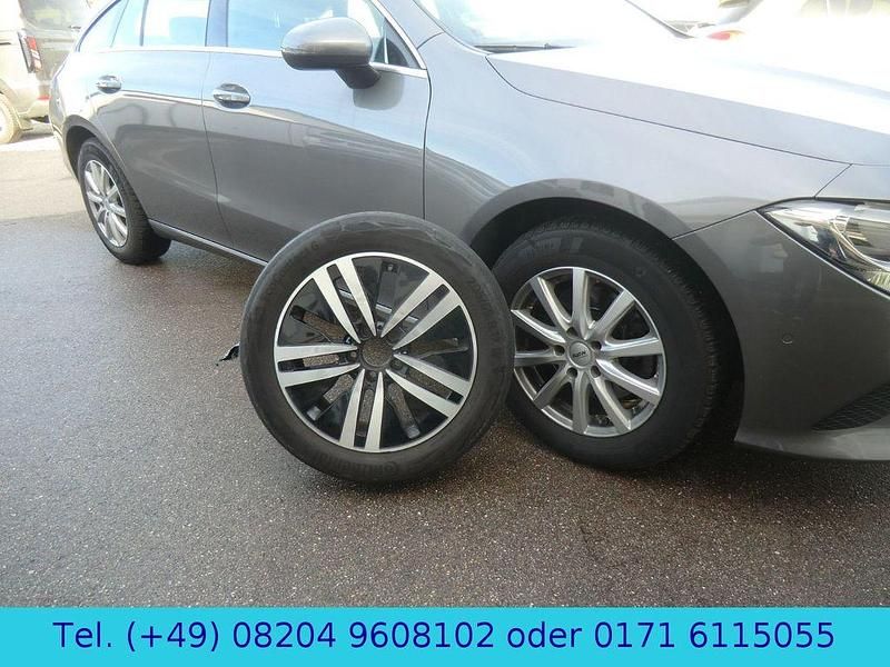 Gebraucht Mercedes CLA200 Shooting Brake 150 PS (110 kW) 2023 Grau Kombi