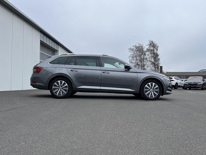Gebraucht Skoda Superb Style 150 PS (110 kW) 2022 Graphitegrau Kombi