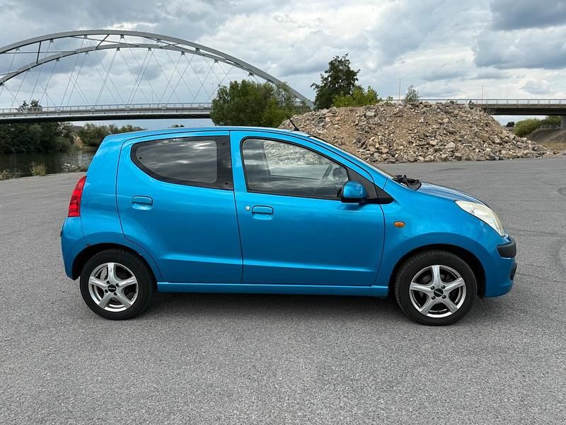 Gebraucht Nissan Pixo Acenta 68 PS (50 kW) 2010 Blau Kleinwagen