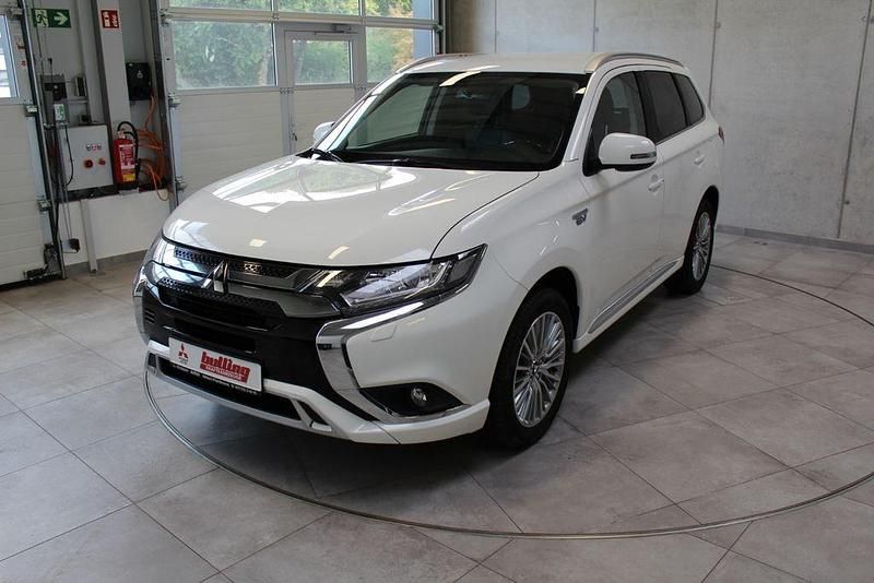 Weiß Gebraucht 2019 Mitsubishi Outlander P-HEV SUV | 16.500 € (Guter Preis) - Bild 1/4