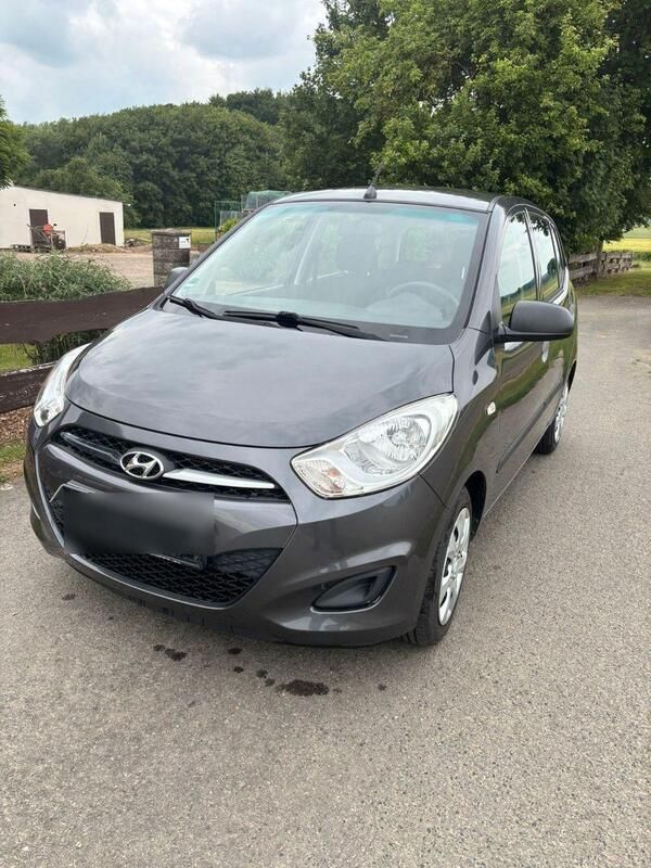Grau Gebraucht 2012 Hyundai i10 Edition Kleinwagen | 2.950 € - Bild 1/2