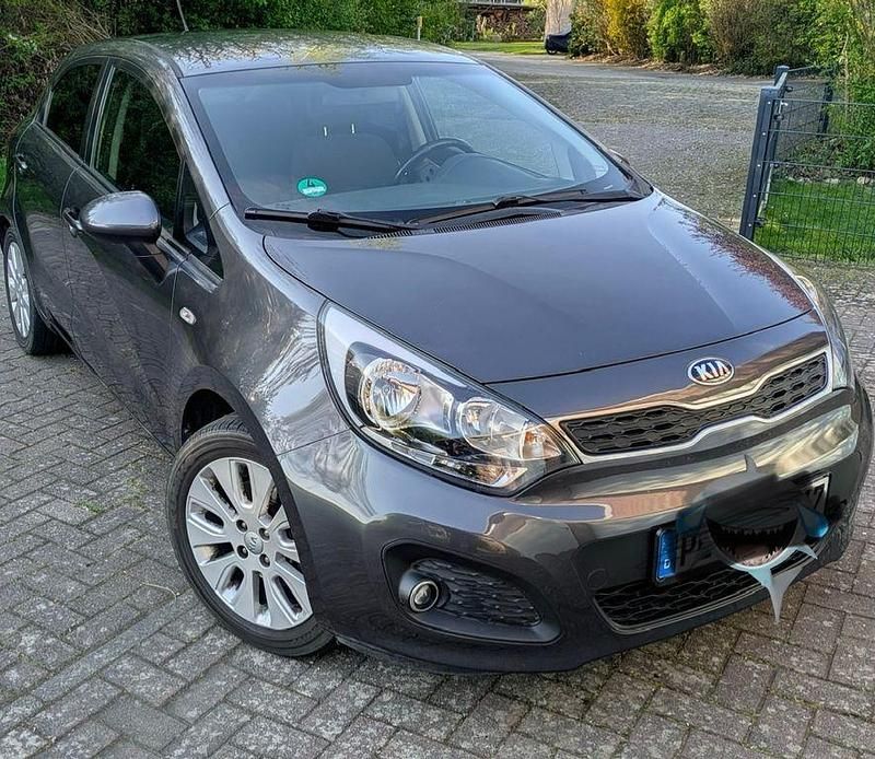 Grau Gebraucht 2013 Kia Rio Attract Limousine | 6.350 € (Guter Preis) - Bild 1/4