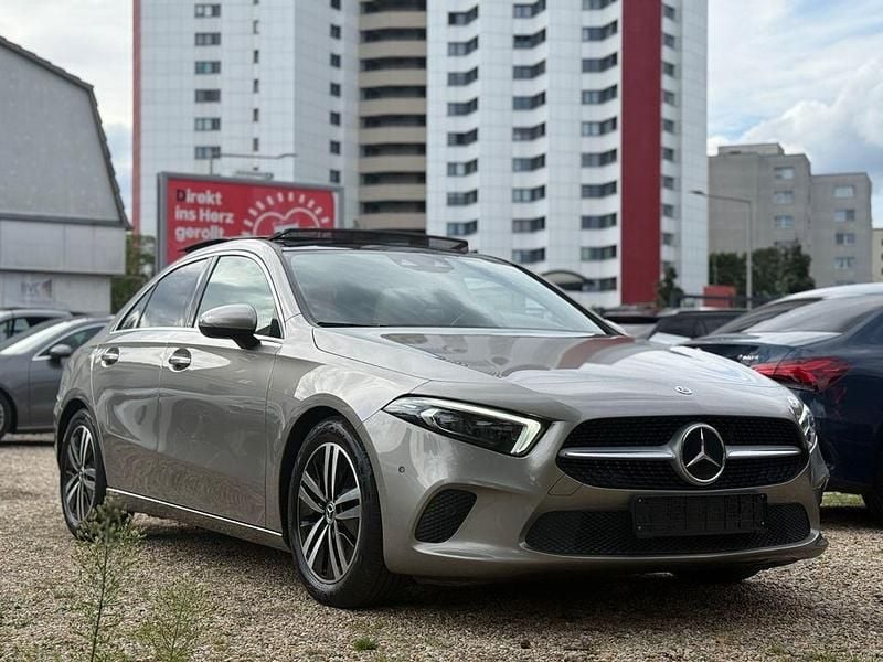 Silber Gebraucht 2020 Mercedes A180 Limousine | 22.500 € (Fairer Preis) - Bild 1/4