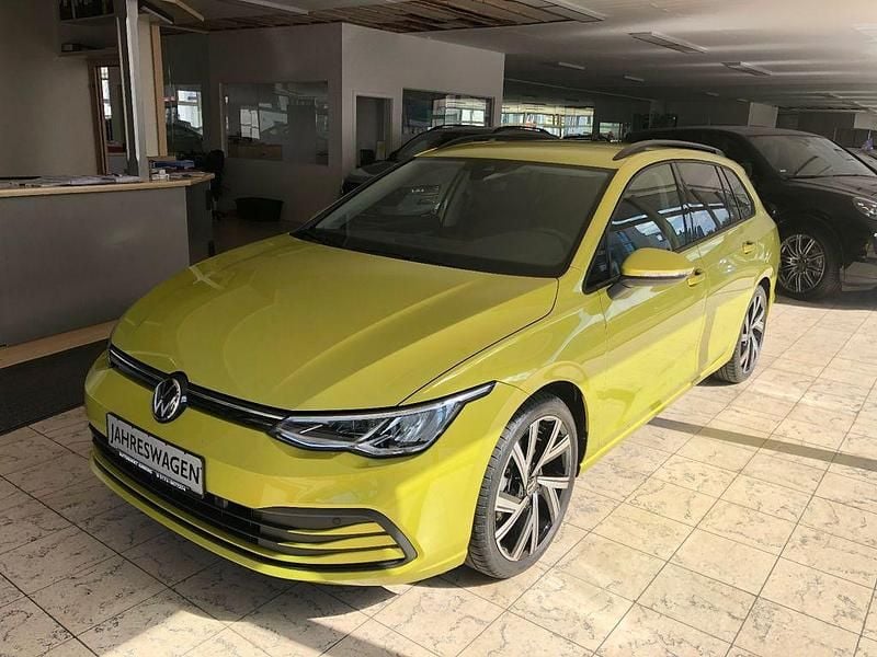 Gelb Gebraucht 2023 VW Golf VIII Life Kombi | 23.790 € (Fairer Preis) - Bild 1/4