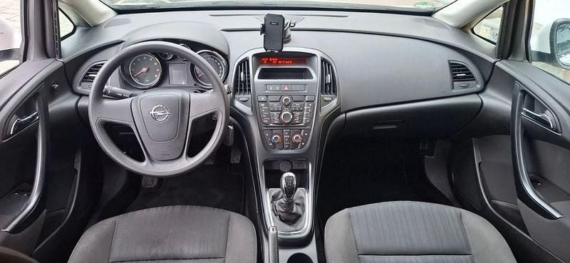 Gebraucht Opel Astra Selection 101 PS (74 kW) 2014 Weiß Limousine