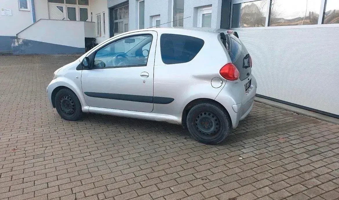 Gebraucht Toyota Aygo 68 PS (50 kW) 2006 Silber Kleinwagen