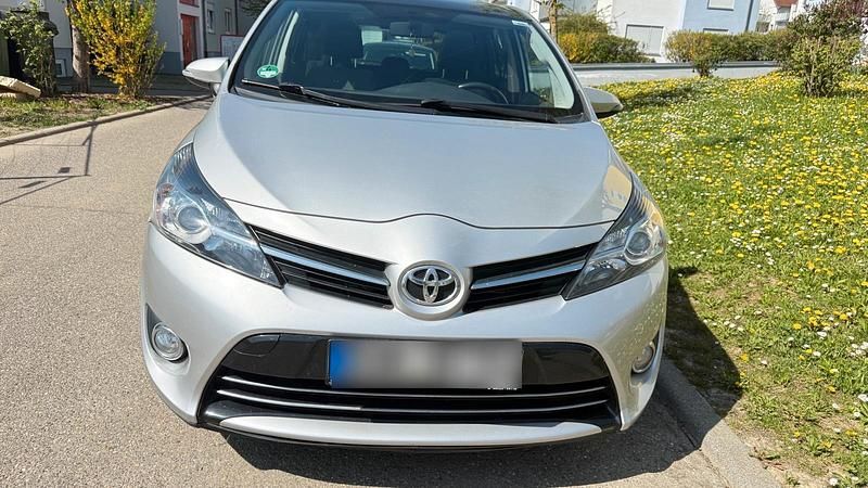 Second-hand Toyota Verso 111 CP (81 kW) 2014 Argintiu Monovolum
