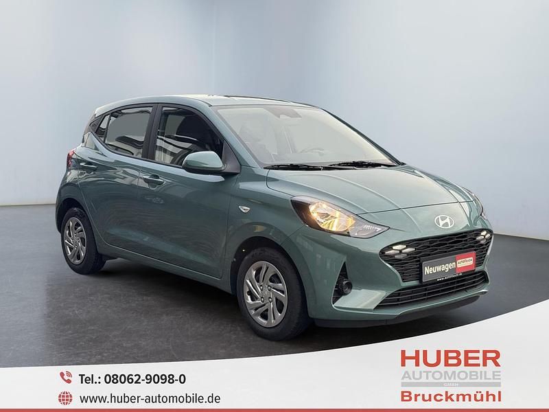 Neu Hyundai i10 79 PS (58 kW) 2025 Mangroove green Kleinwagen