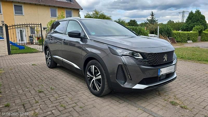 Grau Gebraucht 2022 Peugeot 5008 GTi Van / Kleinbus | 32.239 € (Fairer Preis) - Bild 1/4