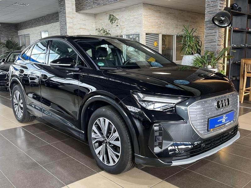 Schwarz mythosschwarz metallic (metallic) Gebraucht 2023 Audi e-tron Sportback Advanced Plus SUV | 29.500 € (Fairer Preis) - Bild 1/4