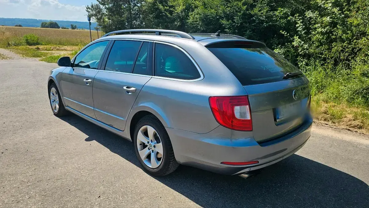Gebraucht Skoda Superb 140 PS (102 kW) 2012 Silber Kombi