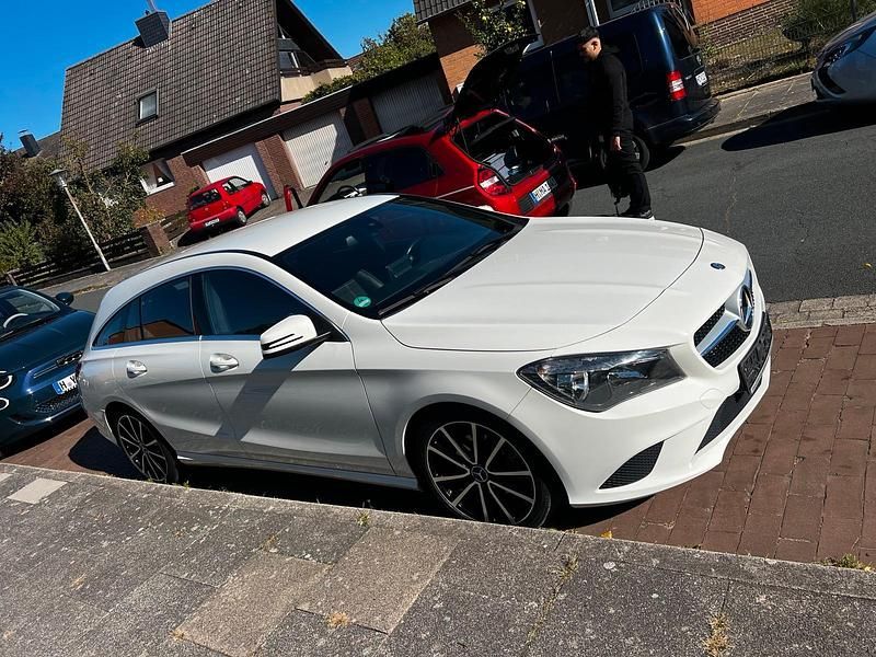 Weiß Gebraucht 2015 Mercedes CLA200 Shooting Brake Kombi | 13.850 € (Fairer Preis) - Bild 1/4