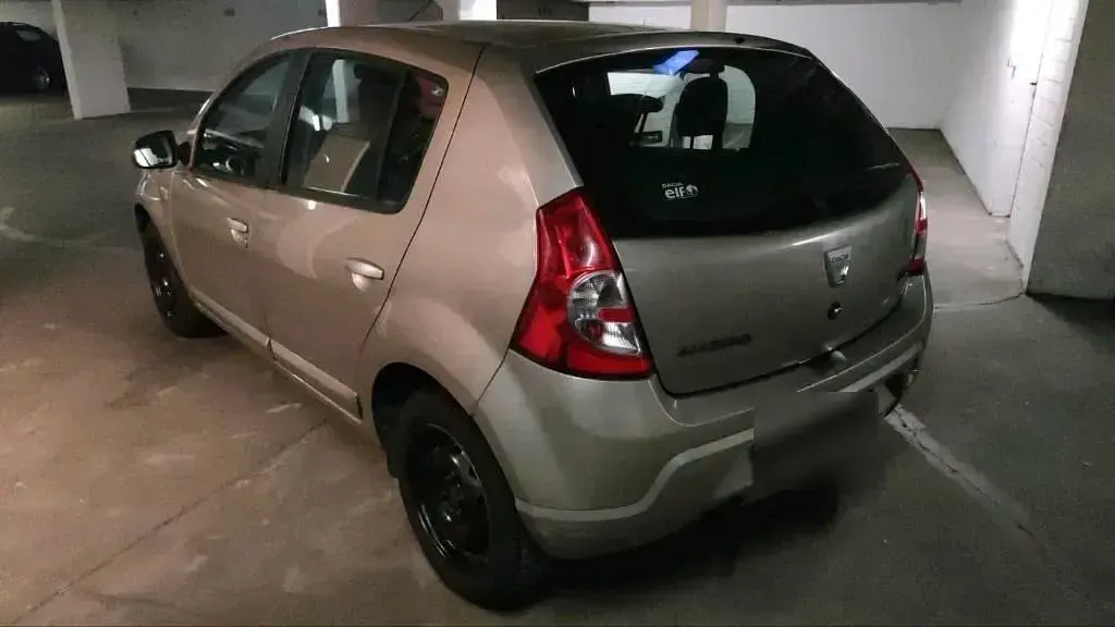 Używany Dacia Sandero 90 KM (66 kW) 2011 Beżowy Sedan/Limuzyna