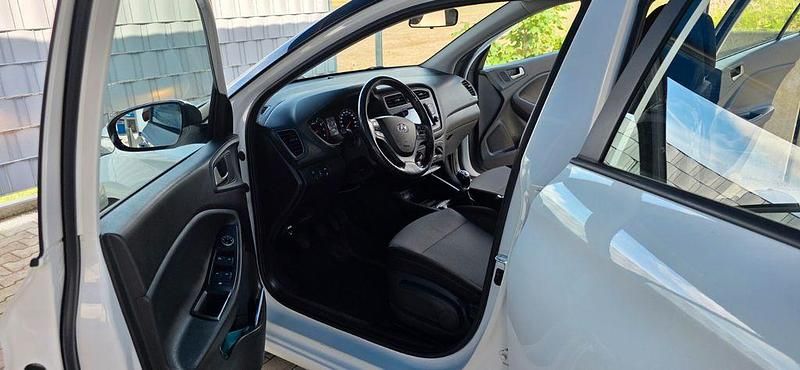 Weiß Gebraucht 2019 Hyundai i20 Active Kleinwagen | 10.700 € (Fairer Preis) - Bild 1/4