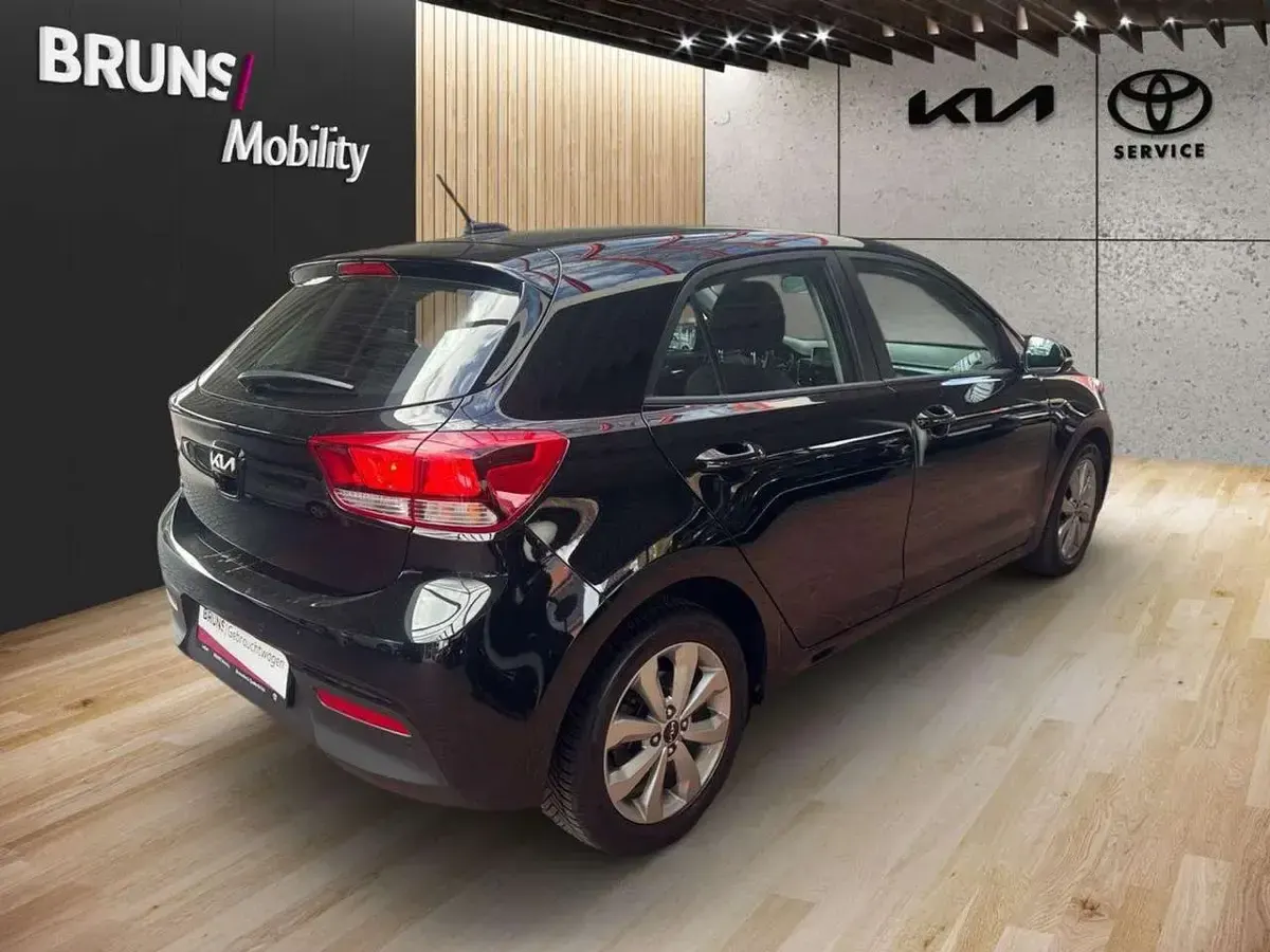 Używany Kia Rio Vision 101 KM (74 kW) 2023 Czarny Sedan/Limuzyna