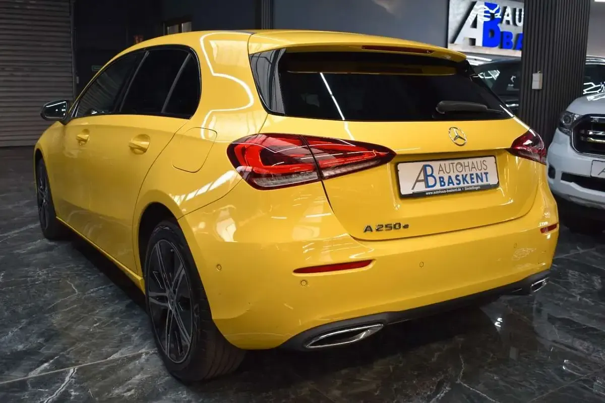 Gebraucht Mercedes A250 Night 218 PS (160 kW) 2021 Gelb Limousine