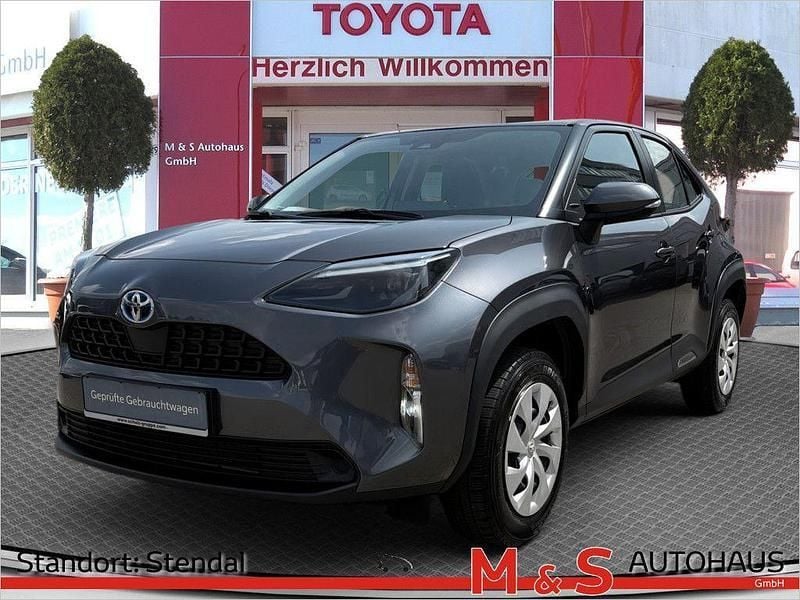 Grau Gebraucht 2023 Toyota Yaris Cross Business Edition SUV | 23.990 € (Guter Preis) - Bild 1/4