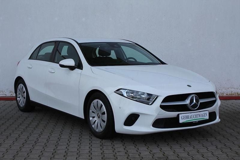 Polarweiss unilack 149u Gebraucht 2020 Mercedes A160 Limousine | 18.470 € (Guter Preis) - Bild 1/4