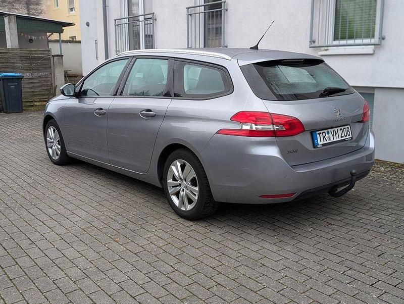 Gebraucht Peugeot 308 Allure 131 PS (96 kW) 2018 Silber Kombi