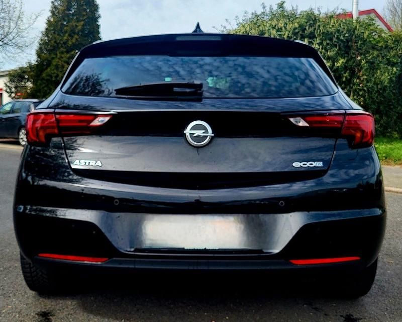 Usado Opel Astra Dynamic 105 HP (77 kW) 2017 Preto Sedan