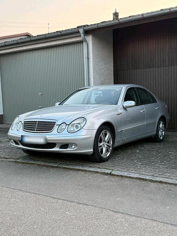 Gebraucht Mercedes E220 150 PS (110 kW) 2002 Silber Limousine