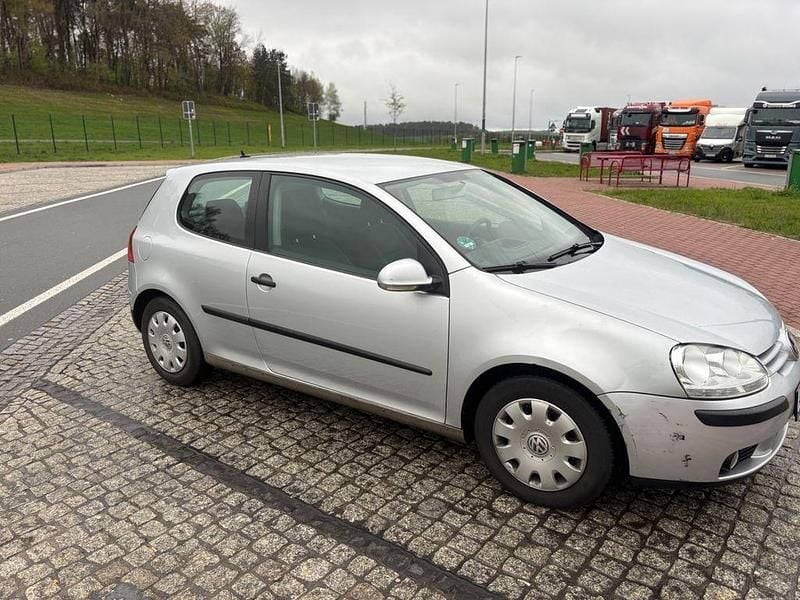 Second-hand VW Golf IV 105 CP (77 kW) 2004 Argintiu Berlinǎ