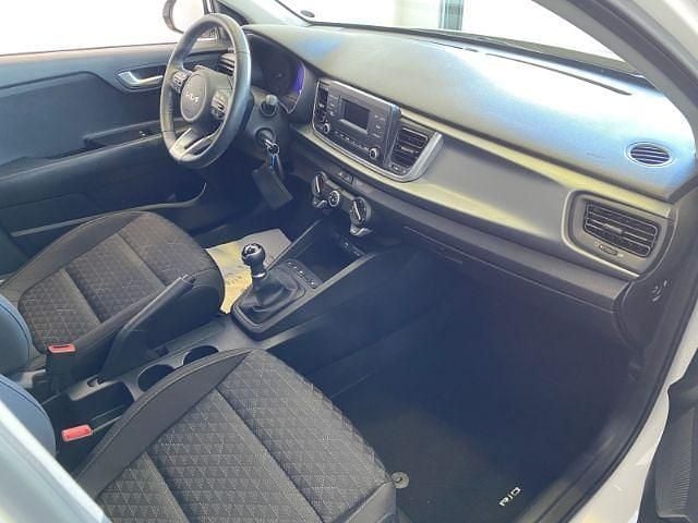 Ud) schneeweiss (weiss Gebraucht 2023 Kia Rio Edition 7 Limousine | 15.850 € (Fairer Preis) - Bild 1/2