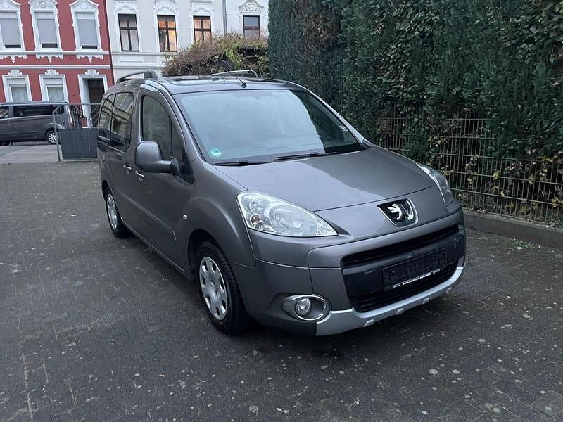 Grau Gebraucht 2011 Peugeot Partner Tepee Premium Van / Kleinbus | 4.999 € (Fairer Preis) - Bild 1/4