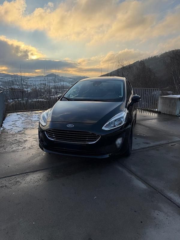 Gebraucht Ford Fiesta 101 PS (74 kW) 2018 Schwarz Kleinwagen