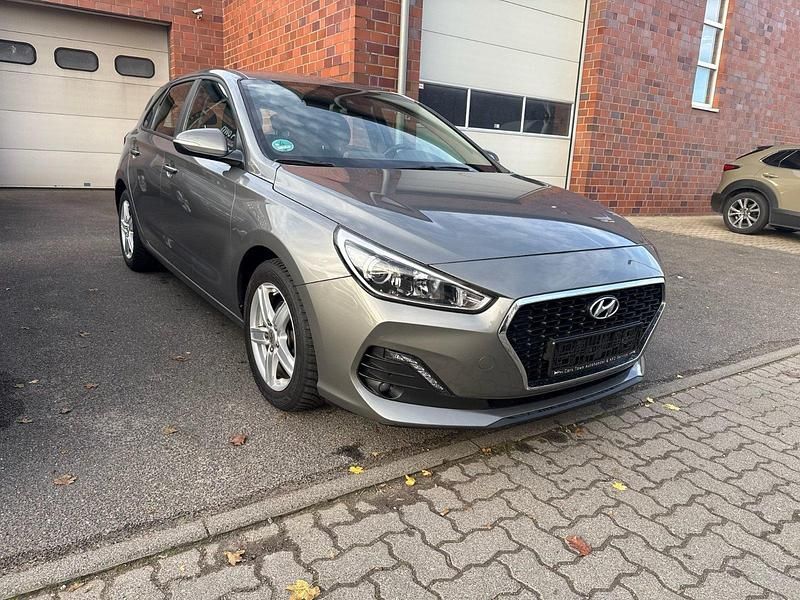 Grau Gebraucht 2018 Hyundai i30 Select Kleinwagen | 13.700 € (Fairer Preis) - Bild 1/4