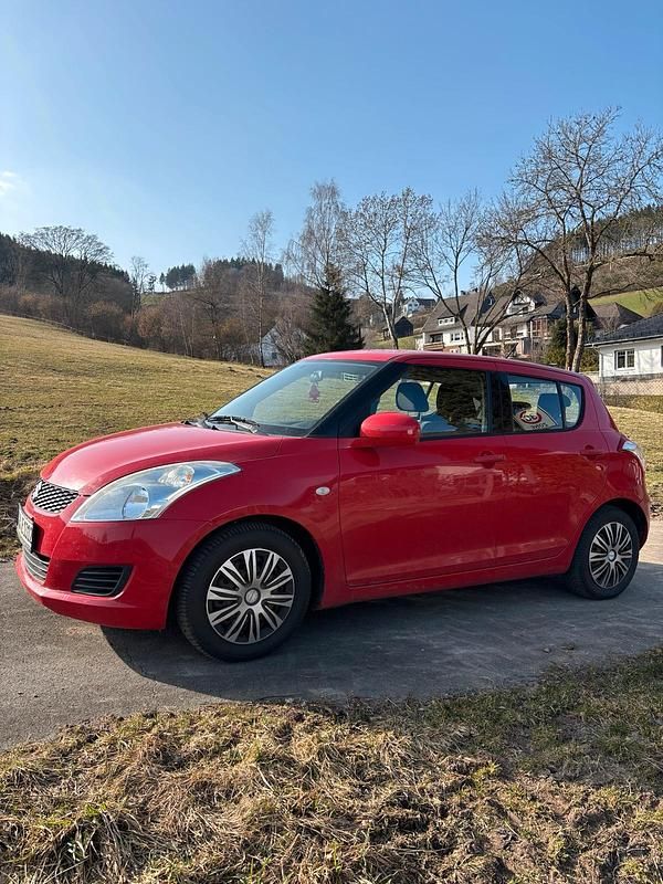 Gebraucht Suzuki Swift 94 PS (69 kW) 2013 Rot Kleinwagen